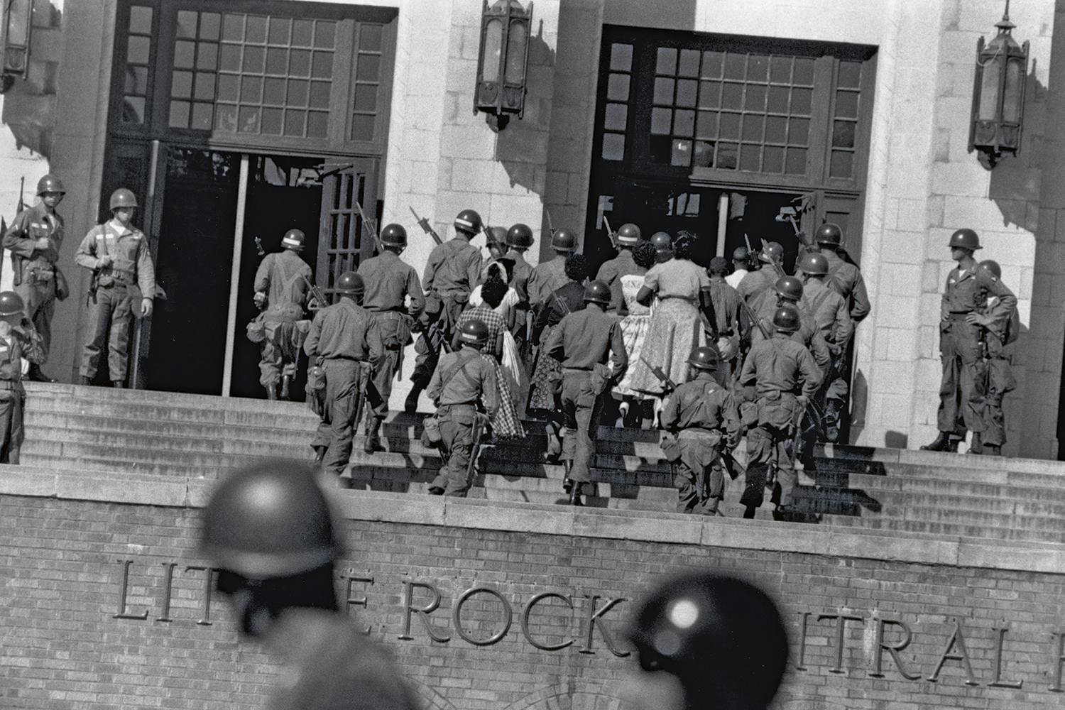 little rock nine 1957 kravaller »Little Rock Nine» anländer till skolan, skyddad av beväpnad militär.